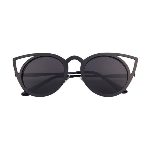 Round Lens Cut Out Cat Eye Black Sunglasses - Picture 7 of 11